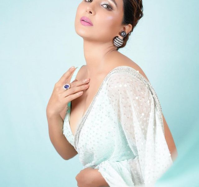 All About Hina Khan: Family, Networth, Age...