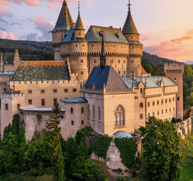 The World's 10 Most Stunning Castles!